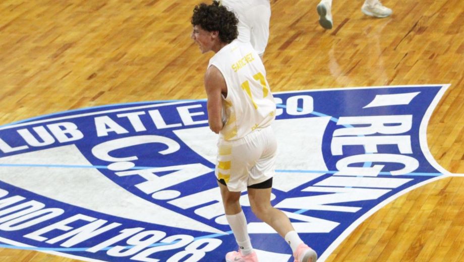 Exequiel Sánchez fue uno de los tantos puntos altos en el Decano. (Prensa Atlético Regina)