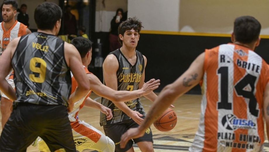 Giuliano Sasso saltó desdeel banco y aportó 9 puntos en la victoria Decana. (Fotos-prensa Pacífico)