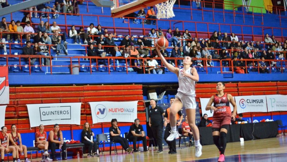 Las bonaerenses se llevaron una gran victoria del Ruca Che. (LNB-Prensa Independiente)