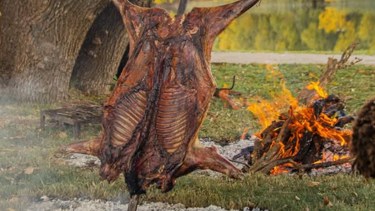 El pueblo de la Fiesta del jabalí al asador que reúne tradiciones a la orilla del río en la Patagonia