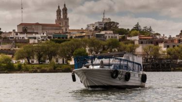 El rincón de la Patagonia donde una lancha une dos provincias, con cascos históricos, playas y un cruce inolvidable