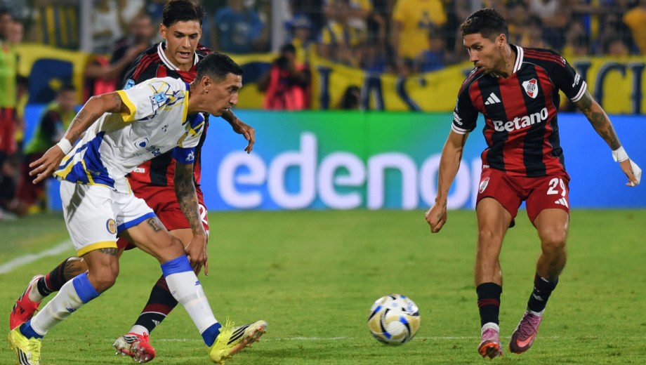 Se cruzan los campeones del mundo, Di María frente a Montiel y Martínez Quarta. Foto: FOTOBAIRES.