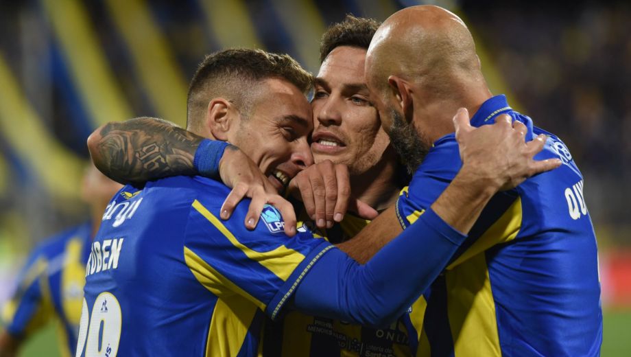 Ruben, que volvió después de un año y medio; Copetti, que aplicó ley del ex; y Quintana, festejan el 2-1 de Central. (Fotobaires)