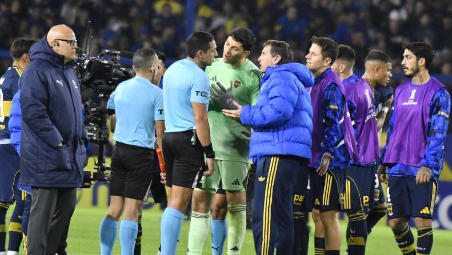 Sobre el final, todo el mundo Boca reclamó penal a Valenzuela. (Foto: Fbaires)