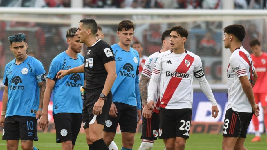 River terminó con mucha bronca con el árbitro Yael Falcón Pérez. (Foto: Fotobaires)





Foto: FOTOBAIRES






Final Torneo Apertura. Liga Profesional.