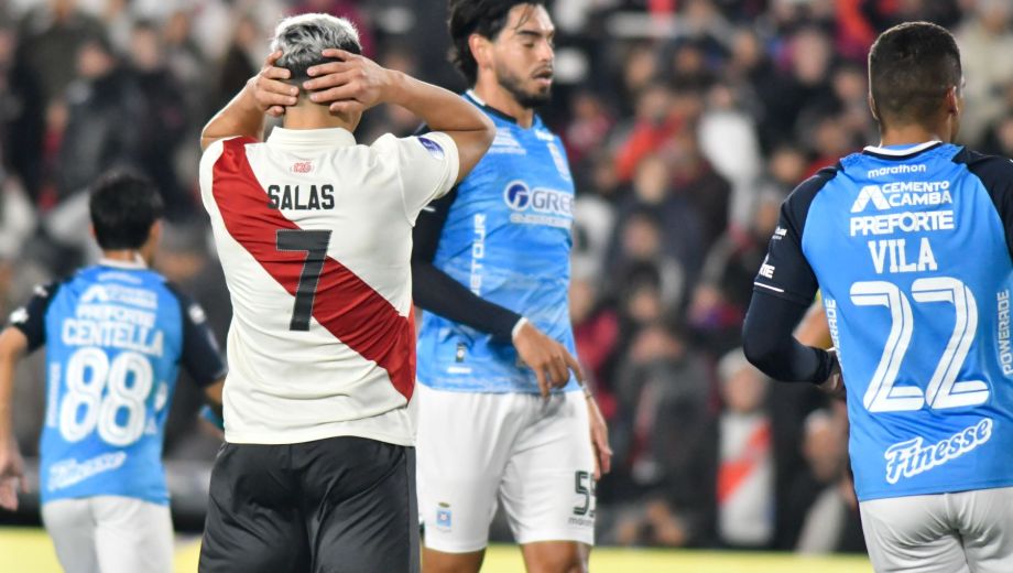 Maxi Salas se hizo cargo del penal, pero la pelota dio en el palo. (FotoBaires)