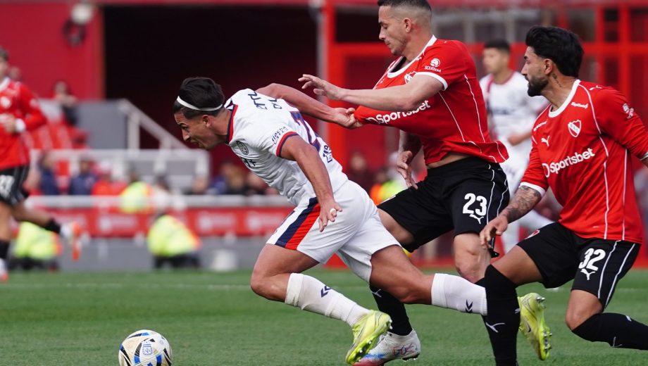 El último enfrentamiento entre San Lorenzo e Independiente terminó en empate 1-1 en Avellaneda. (Foto: Clarín Fotografía)
