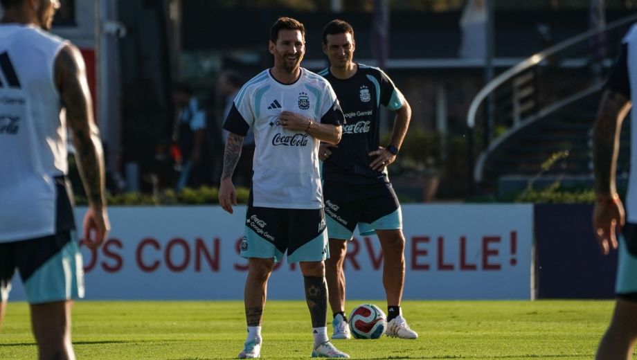 Lioneles. Messi y Scaloni, otra vez, son los líderes de la ilusión argentina. (Archivo Clarín Fotografía)