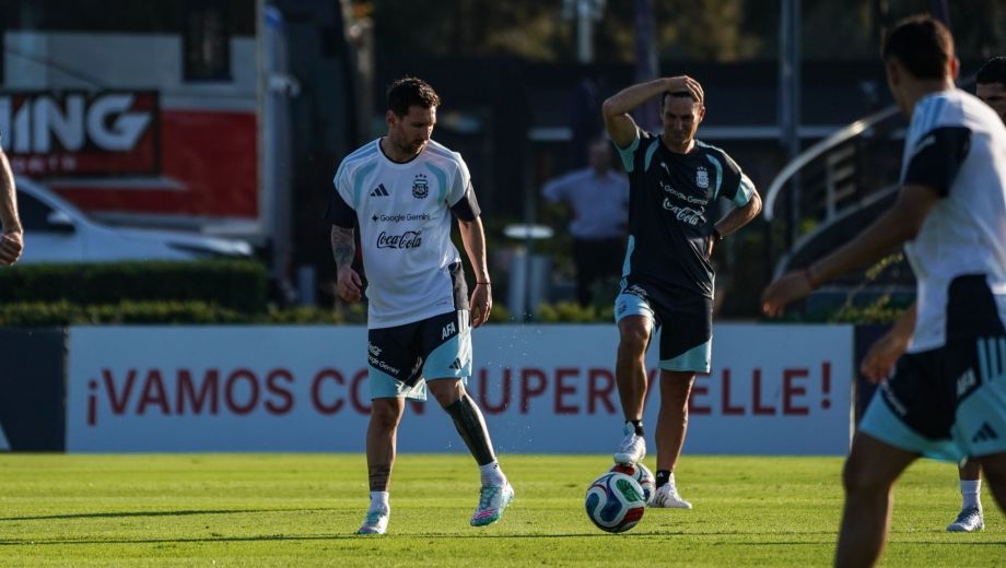 Messi es uno de los tocados y es para agarrarse la caebza.  Scaloni sufre por los lesionados. (Fotos Archivo Clarín)