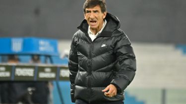Tensión en Racing: los hinchas bancaron a Gustavo Costas e insultaron a Diego Milito