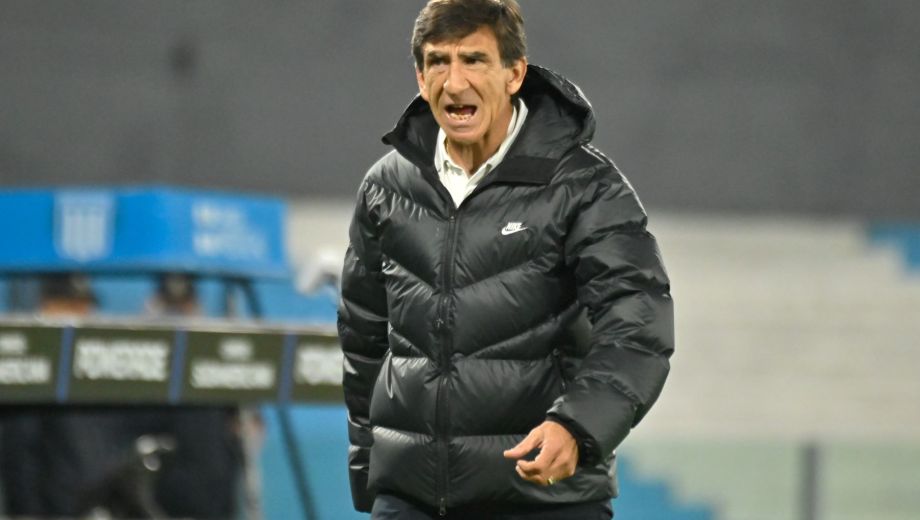 Gustavo Costas fue bancado por el hincha de Racing, luego de su despido. (Archivo Clarín)
