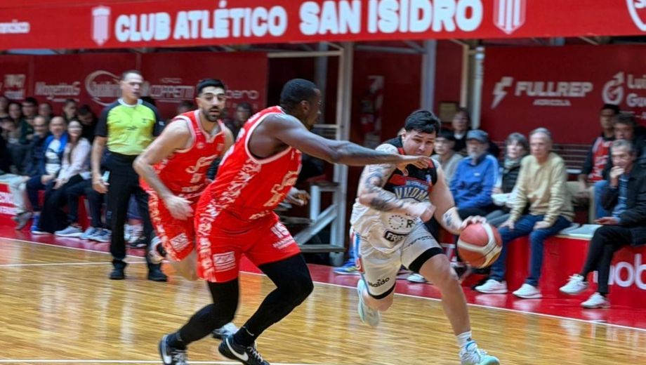 Cáceres no goleó como en otras noches y el equipo lo extrañó. Hooper fue el mejor del partido. (Prensa San Isidro).