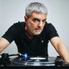 Imagen de El laboratorio del pop: así es la casa de Ale Sergi, un refugio de diseño con 3.000 vinilos y búnker de alta tecnología