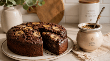 Cómo hacer torta matera fit de banana y cacao amargo: la receta húmeda y fácil para acompañar el mate