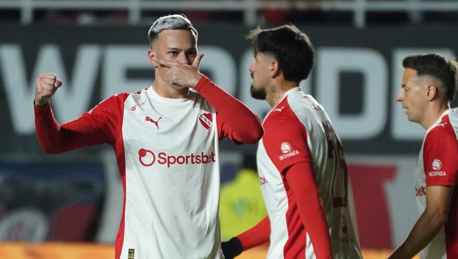 Matías Abalado marcó el segundo gol de Independiente, luego de una asistencia de Maximiliano Gutiérrez. (Clarín Fotografía)