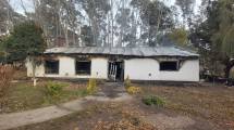 Imagen de Un incendio destruyó el salón de Chacra Adra y ahora buscan reconstruir el hogar de 30 jóvenes