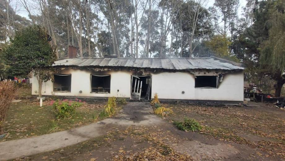 Las llamas provocaron pérdidas totales en el salón utilizado diariamente por los jóvenes que residen en el predio. Foto: gentileza.