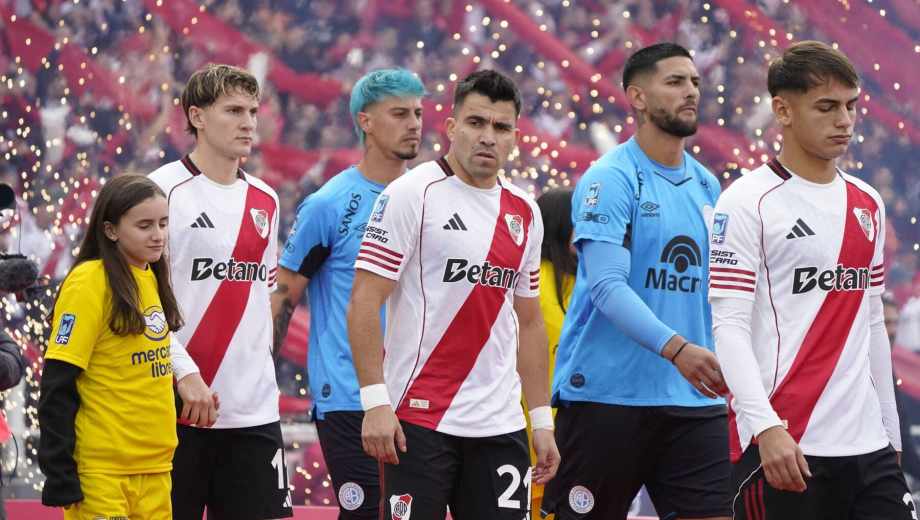 La salida de los equipos en el Kempes. (Foto: Clarín)