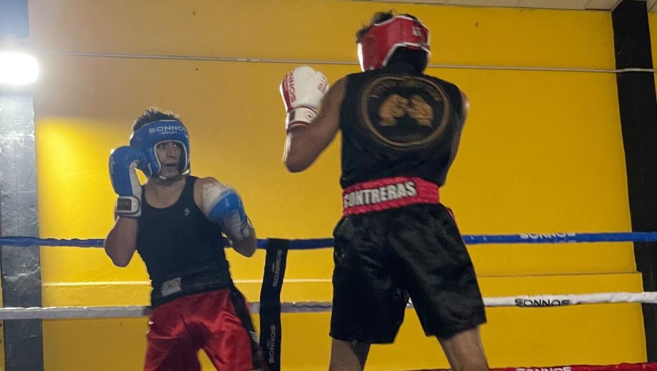 Figueroa le ganó a Contreras, en una de las preliminares. (Gentileza)