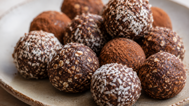 Trufas de avena, cacao y café: una receta fácil, sin horno y perfecta para acompañar el mate