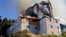 Imagen de Controlaron el incendio que destruyó el Hotel Huemul y redujo a escombros una parte de la historia de Bariloche