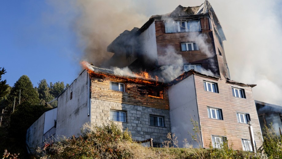 El fuego arrasó en pocas horas con el emblemático hotel de Bariloche. (Clarín fotografía)