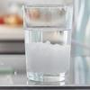 Imagen de El truco del vaso con sal en la heladera: para qué sirve y por qué cada vez más gente lo hace