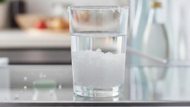 El truco del vaso con sal en la heladera: para qué sirve y por qué cada vez más gente lo hace