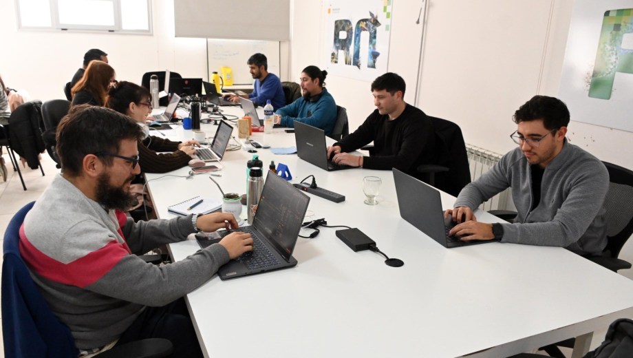 El equipo de Modernización incorpora servicios a la futura APP de Río Negro que permitirá tramitaciones y el acceso a servicios. Foto: M. Ochoa.