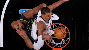 Playoffs de la NBA: paliza de los Spurs y victoria clave de los Knicks en las semis de conferencia