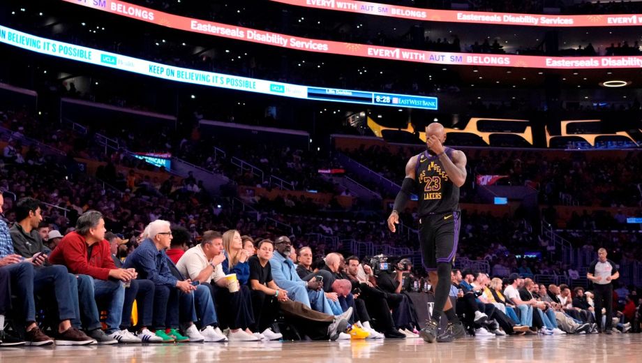 El gran LeBron James firmó un doble-doble. A los 41 años, su futuro es una gran incógnita. (Fotos AP)