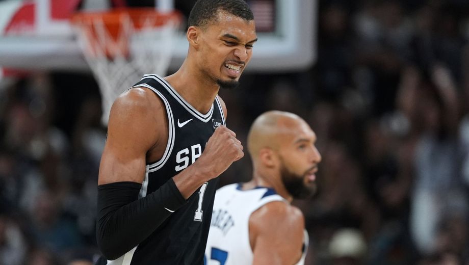El francés Victor Wembanyama tuvo un partido memorable y los Spurs están a un paso de la clasificación. (AP)