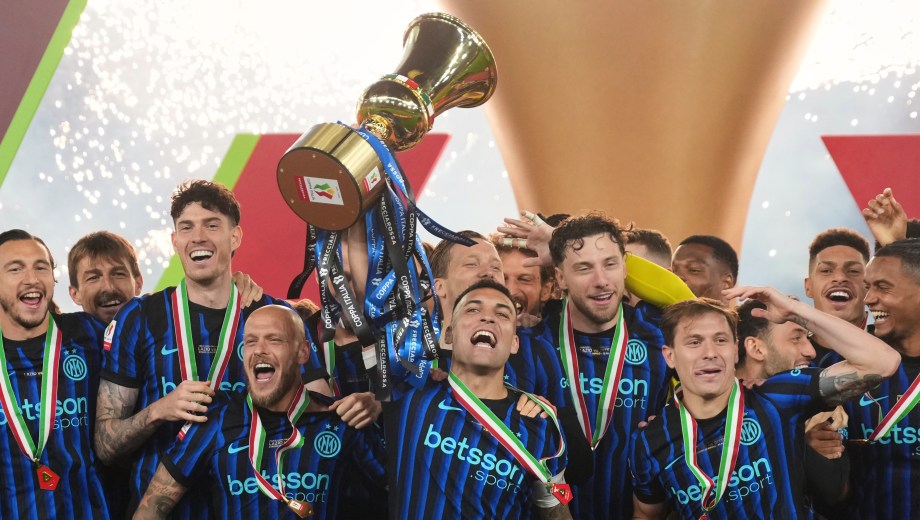 Lautaro Martínez levantó la Copa Italia en el Estadio Olímpico de Roma tras la victoria de Inter sobre Lazio. (Foto: AP)