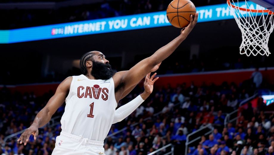Harden jugò un partido como en los buenos tiempos y lideró a Cleveland en una gran victoria ante Detroit. (AP)