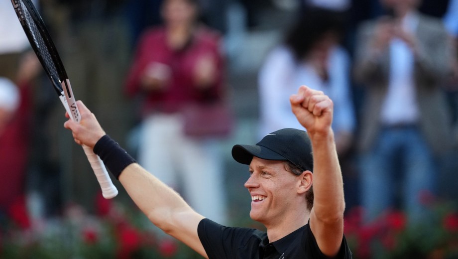 Jannik Sinner hizo historia en Roma al vencer a Casper Ruud por 6-4 y 6-4. (Foto: AP)