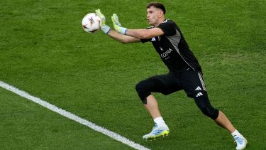 Dibu Martínez va por un título histórico con Aston Villa en la final de la Europa League ante Friburgo