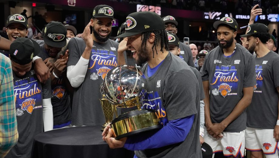 Jalen Brunson levantó el Trofeo Bob Cousy tras la victoria de los Knicks ante Cavaliers. (Foto: AP)