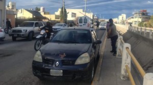 Insólito accidente en Chubut: fue atropellada por su propio auto cuando revisaba una falla en la batería