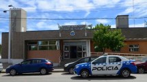 Imagen de Un reclamo por cigarrillos desató el caos en una comisaría de Neuquén: quemaron colchones y dañaron puertas