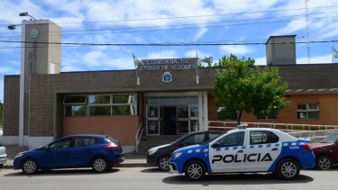 Un reclamo por cigarrillos desató el caos en una comisaría de Neuquén: quemaron colchones y dañaron puertas