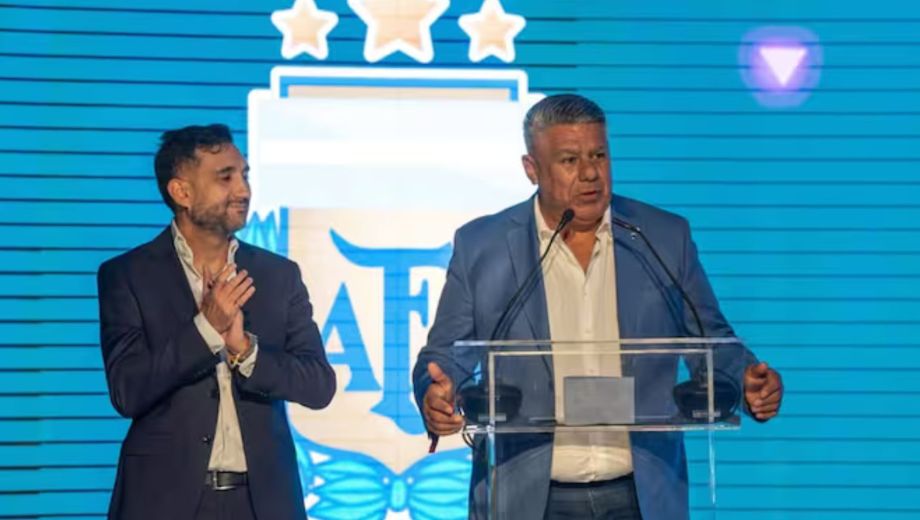 Claudio "Chiqui" Tapia, presidente del fútbol argentino junto a  Maximiliano Ariel Vallejo, dueño de Sur Finanzas (Foto: archivo)