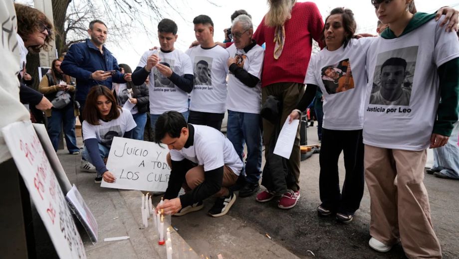 Familiares de las víctimas frente al hospital Italiano durante una protesta para exigir justicia (Foto: AP)