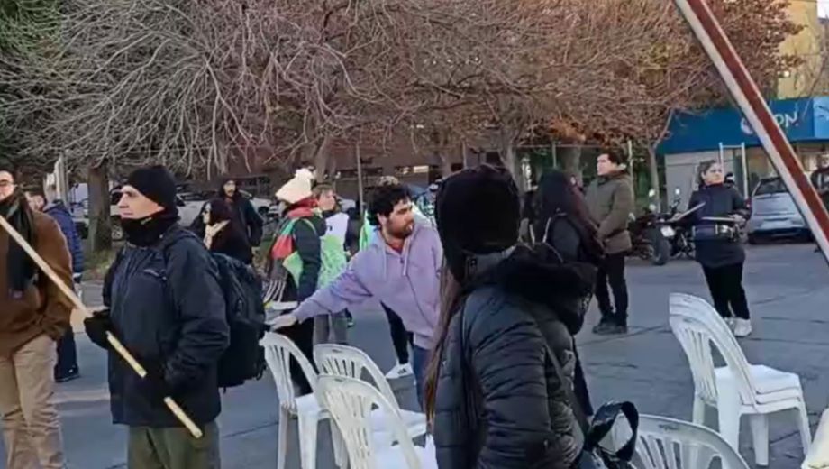 Miembros de ATEN Neuquén realizaron un corte de tránsito  frente al Consejo de Educación Provincial (Foto: gentileza)