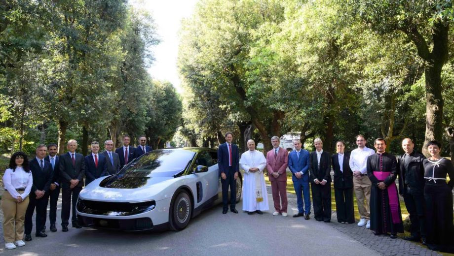 El Obispo de Roma presenció el nuevo modelo eléctrico de la línea italiana y fue instruido de su funcionamiento (Foto: gentileza)