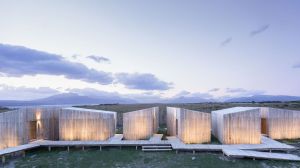 Las cabañas del fin del mundo desafían al viento frente a los glaciares de la Patagonia