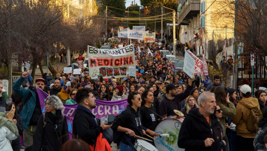 Miles de personas reclamaron en Bariloche que el Gobierno nacional cumpla la ley de financiamiento universitario. (foto Marcelo Martínez)