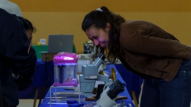 Entre fósiles, escalada y microscopios: la universidad abrió sus puertas a la comunidad en Bariloche