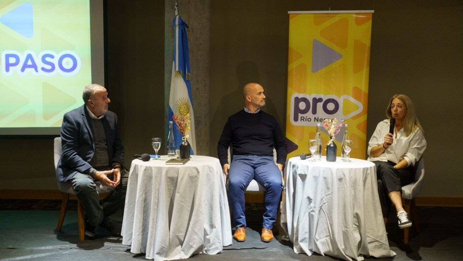 El legislador provincial y presidente del Pro, Juan Martin, (centro) estuvo en Bariloche en un encuentro partidario. (foto Marcelo Martínez) 