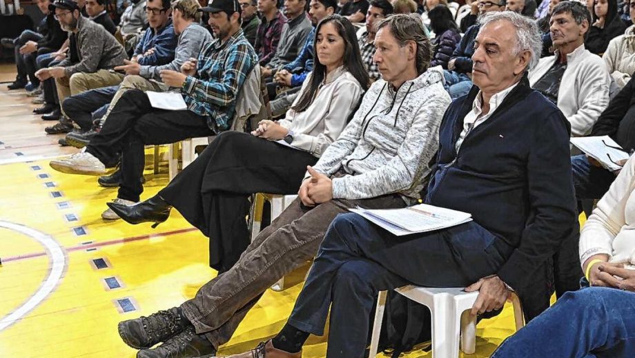 Hugo De Barba (primero der) manifestó su postura favorable a otorgarle parámetros al cerro Catedral en la audiencia pública. Foto: Archivo
