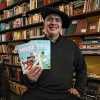 Imagen de Emilio Di Tata Roitberg, constructor de cabañas y escritor de best sellers: el autor de Bariloche que pasó del policial a los libros infantiles